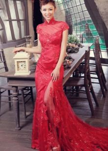 Robe rouge avec de la dentelle chinoise