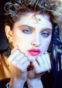Maquillage disco avec des ombres violettes