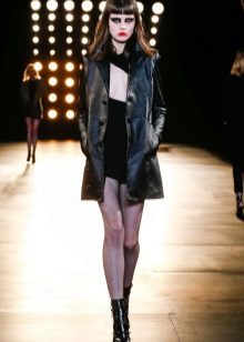 Habille dans le style du rock noir et blanc