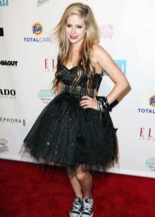 Avril Lavigne en robe punk rock