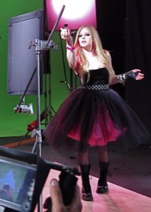 Avril Lavigne dans une robe courte dans le style punk rock