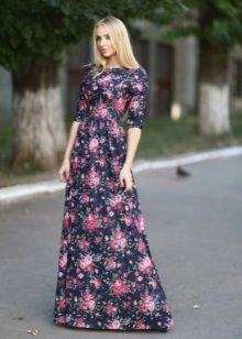 Ruha virágos nyomtatással a padlón, ujjakkal