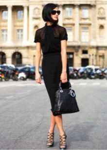 Robe de bureau noire avec un haut ample et une jupe étroite au bas