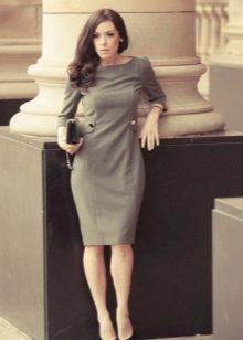 Robe grise dans un style d'affaires