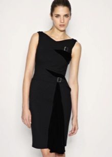 Robe noire dans un style d'affaires
