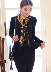 Robe noire de style business en combinaison avec un foulard