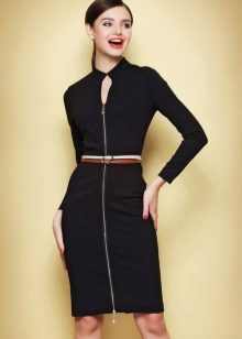 Robe noire à manches longues dans un style business