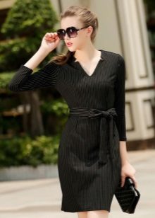 Robe noire dans un style d'affaires