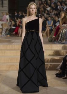 Robe moelleuse sur une épaule