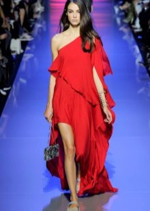 Robe rouge à la grecque sur une épaule