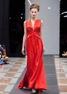Robe rouge en satin à la grecque