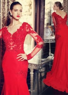 Robe en dentelle rouge au sol