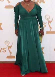 Accessoires et décorations pour une longue robe de soirée verte