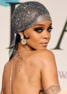 Maquillage pour une robe grise dans le style de Gatsby