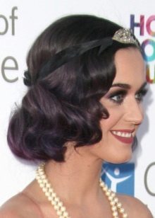 Coiffure sombre pour une robe de style Gatsby
