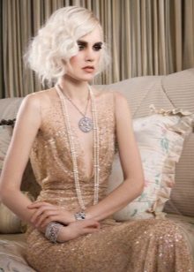 Coiffure pour les cheveux blonds pour une robe dans le style de Gatsby