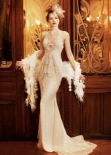 Robe avec une écharpe en fourrure dans le style de Gatsby