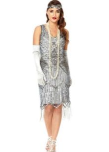 Robe grise à la manière de Gatsby en gants blancs
