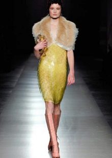 Robe jaune dans le style de Gatsby en combinaison avec un boa