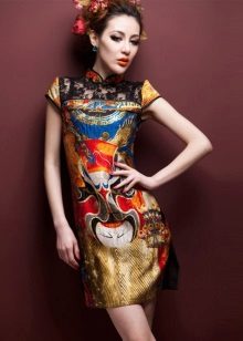 Robe en soie de style oriental avec motif national lumineux