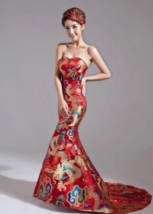 Robe de mariée rouge en style oriental avec des motifs nationaux