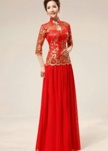 Robe de mariée rouge en style oriental avec broderies dorées