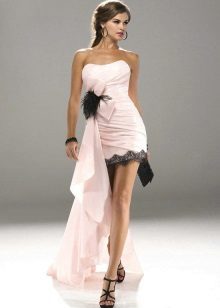 Robe rose avec des sandales