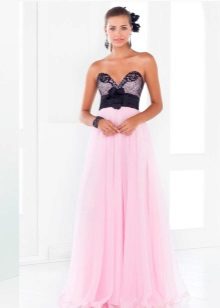 Robe rose avec un corsage noir