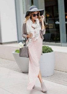 Cardigan gris avec robe rose