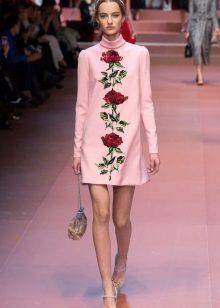 Robe rose à fleurs rouges