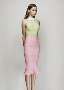 Robe rose avec un top vert