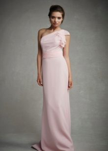 Robe rose sur le sol sur une épaule