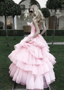 Robe rose avec une jupe moelleuse