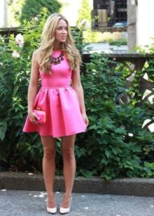 Robe de soirée rose avec un collier massif