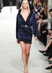 Robe de sport à capuche et manches