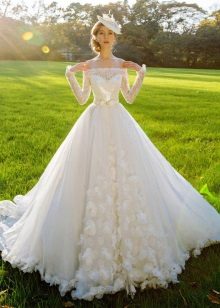 Robe de mariée avec des fleurs dans le ton