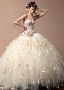 Robe de mariée avec des fleurs dans le ton