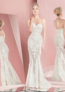 Robe de mariée avec des fleurs dans le ton