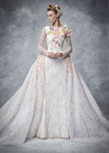 Belle robe de mariée avec imprimé floral et fleurs