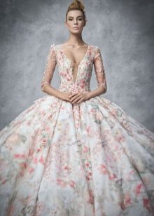 Belle robe de mariée avec un imprimé floral et un décolleté profond
