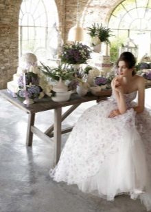 Belle robe de mariée avec imprimé floral