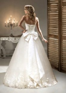 Robe de mariée avec noeud et fleurs en ton