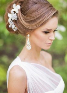 Coiffure avec des fleurs fraîches à la robe de mariée
