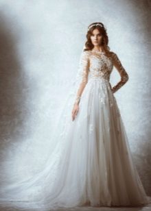 Robe de mariée avec des fleurs dans le ton