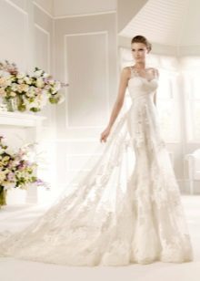 Robe de mariée avec des fleurs dans le ton avec la translucidité