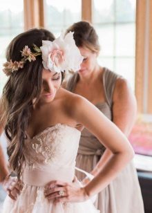 Robe de mariée avec des fleurs à l'encolure
