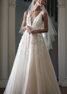 Robe de mariée avec des fleurs