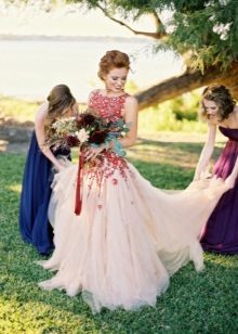 Robe de mariée à fleurs rouges