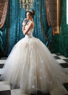 Robe de mariée avec des fleurs dans le ton