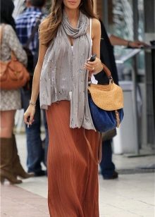Robe en terre cuite en combinaison avec des accessoires de différentes couleurs